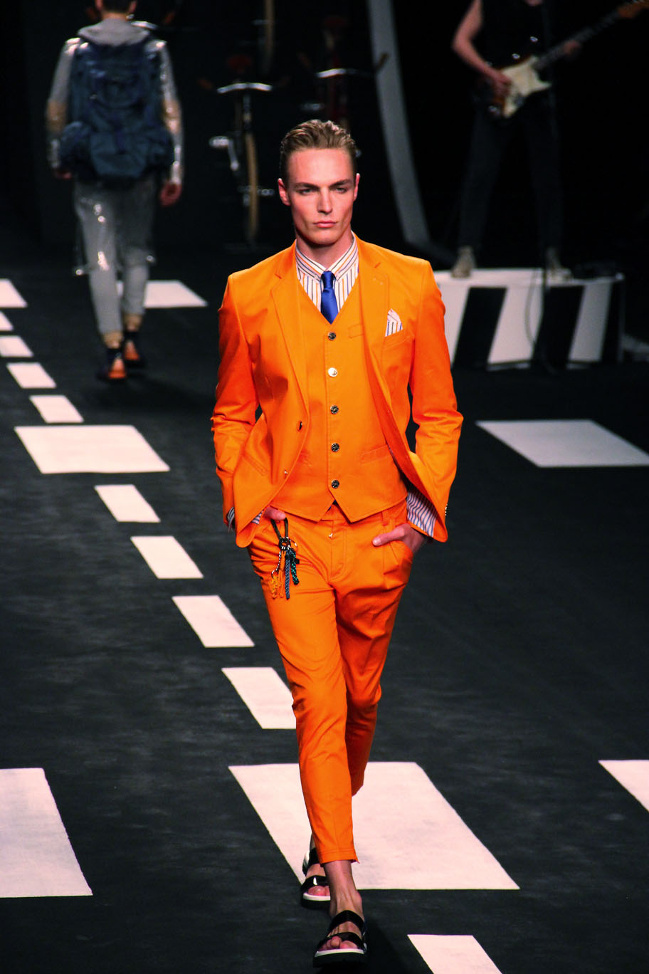 Ярко оранжевый костюм мужской