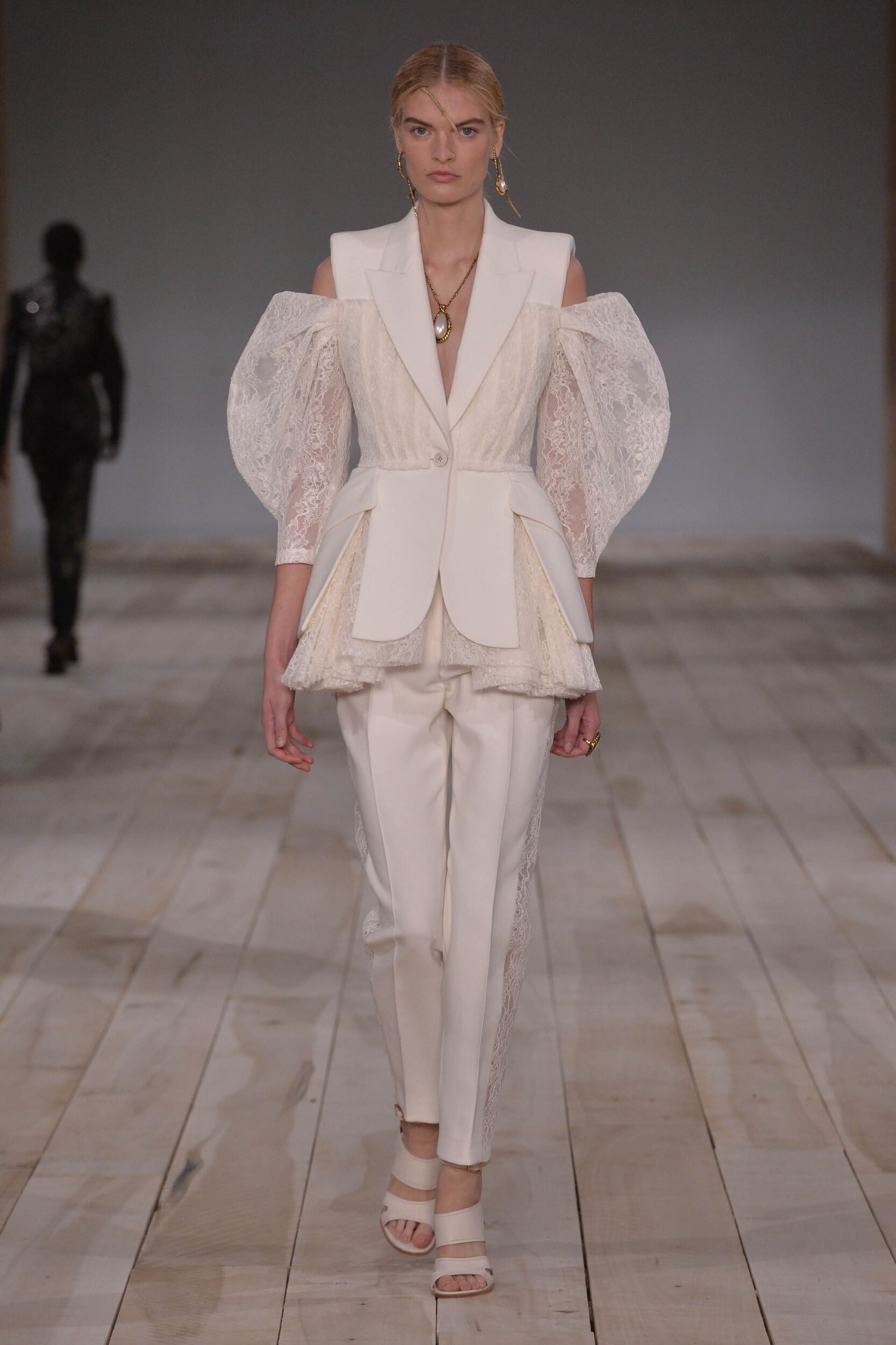 Alexander McQueen Spring 2020 Collection Review - Alley Girl - The Fashion  Technology Blog based in New York